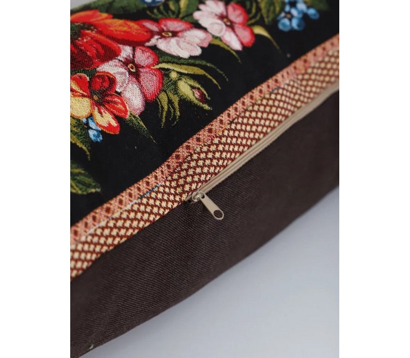 Гобеленовая декоративная наволочка на молнии "Цветы на черном фоне" (32х85)